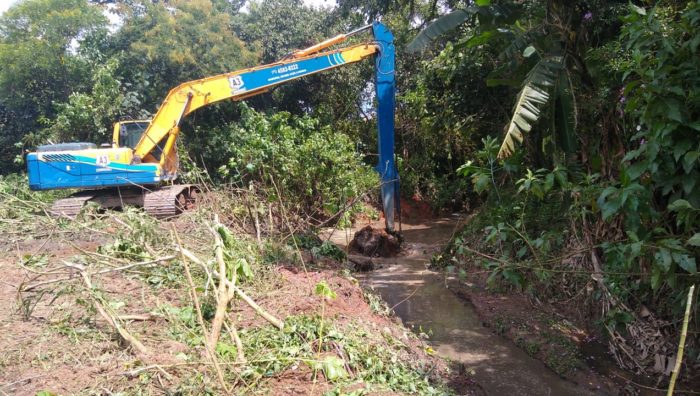 Integrantes da Prefeitura de Suzano e da Sabesp vistoriam Taiaçupeba-Mirim
