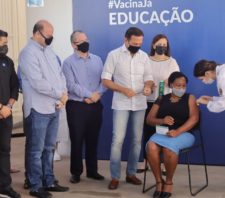 Primeiros profissionais da Educação são imunizados em Suzano