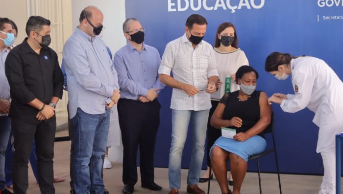 Primeiros profissionais da Educação são imunizados em Suzano