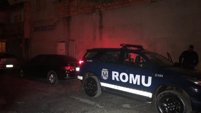 GCM apreende drogas e recupera veículo roubado