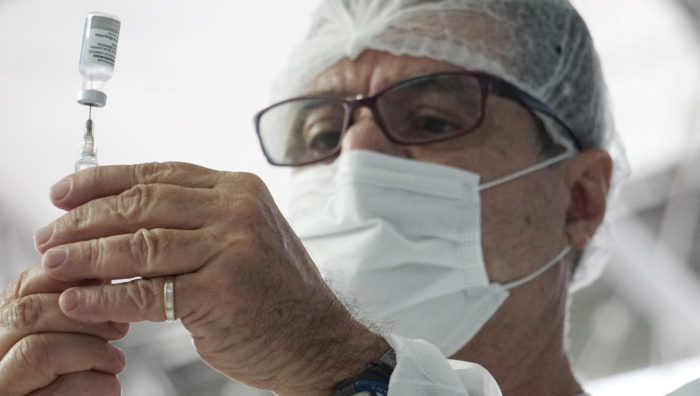 Suzano imuniza pessoas com Síndrome de Down e transplantados