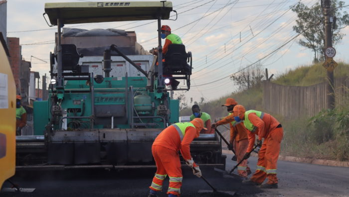 Prefeito e deputado Marcio Alvino visitam obras na estrada do Areião