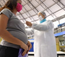 Vacinação contra a Covid-19 ocorre nesta quinta-feira na Arena Suzano
