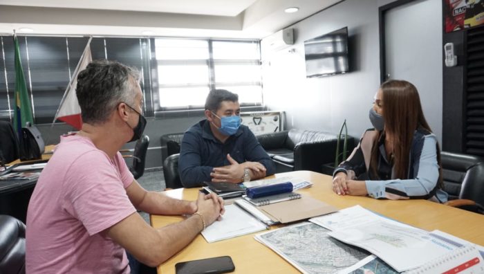 Prefeito se reúne com suzanense que criou aplicativo de delivery