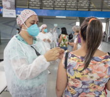 Profissionais da Educação de 45 e 46 anos também serão imunizados