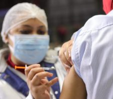 ‘Virada da Vacina’ tem recorde de 5,5 mil aplicações em 11 horas de atendimento