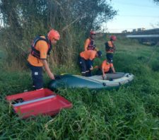 Defesa Civil de Suzano resgata cão abandonado no Rio Tietê