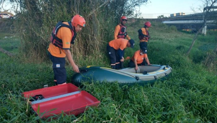 Defesa Civil de Suzano resgata cão abandonado no Rio Tietê