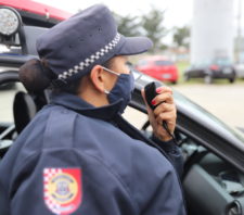 GCM apreende drogas e moto roubada