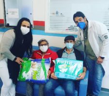Equipe do Pronto-Socorro de Suzano recebe visita de paciente em agradecimento ao apoio médico