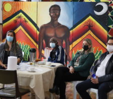 Larissa Ashiuchi visita associação voltada a crianças e adolescentes