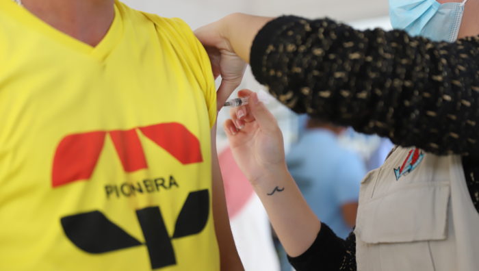 Suzano imuniza 160 trabalhadores da limpeza urbana