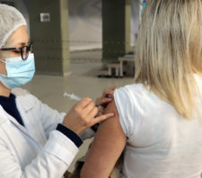 Vacinação é ampliada para público de 28 anos neste sábado