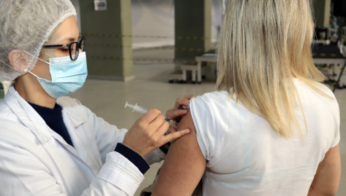 Vacinação é ampliada para público de 28 anos neste sábado