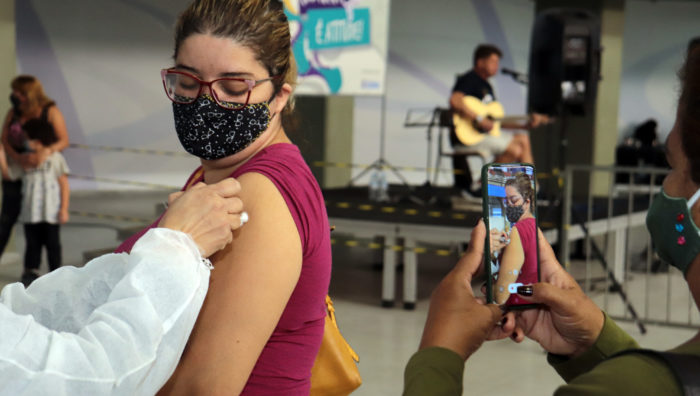 Público de 27 anos se vacina nesta quinta-feira em Suzano