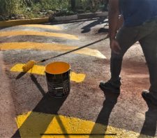 Estrada do Areião recebe reforço na sinalização de trânsito