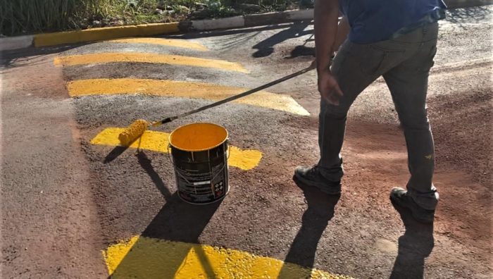 Estrada do Areião recebe reforço na sinalização de trânsito