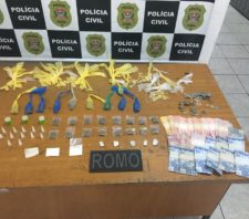 GCM apreende grande quantia de drogas e recupera moto roubada