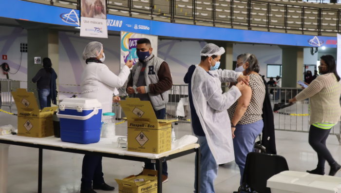 Suzanenses de 26 anos são imunizados contra a Covid-19 nesta sexta-feira