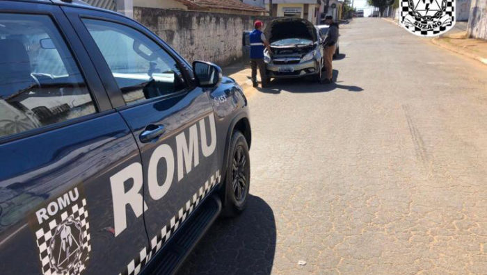 GCM apreende drogas e recupera carro roubado