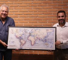 Secretaria de Cultura de Suzano recebe mapa doado pela Emibra Embalagens