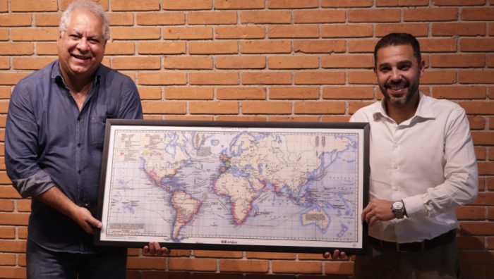 Secretaria de Cultura de Suzano recebe mapa doado pela Emibra Embalagens