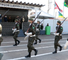 Prefeito de Suzano acompanha solenidade de formatura no Tiro de Guerra