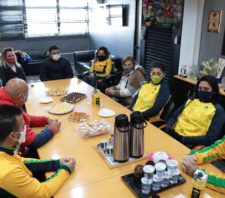 Prefeito recebe atletas e técnico de Suzano que disputarão a Paralimpíada