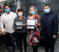 Prefeito de Suzano homenageia servidoras públicas da Saúde