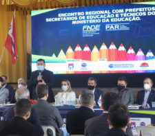 Prefeito de Suzano participa de encontro regional do FNDE