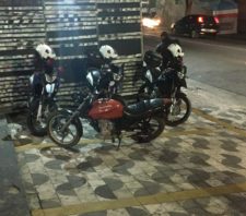ROMO apreende drogas e moto roubada