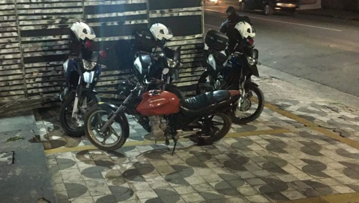 ROMO apreende drogas e moto roubada