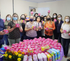 Campanha ‘Todas Por Elas’ recebe doação de 1,6 mil absorventes