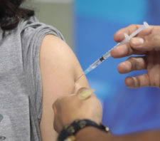 Campanha de vacinação contra a Covid-19 oferece 2ª dose nesta quinta-feira