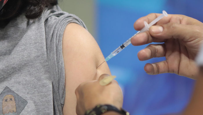 Campanha de vacinação contra a Covid-19 oferece 2ª dose nesta quinta-feira