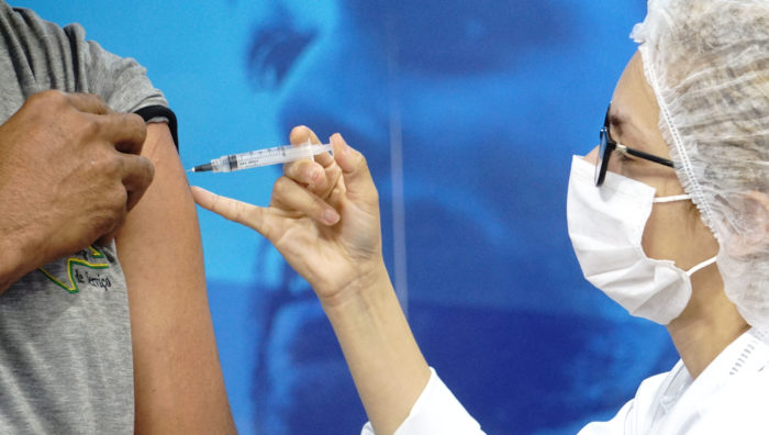 Semana termina com 15,6 mil doses aplicadas contra a Covid-19
