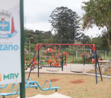 Prefeito vistoria construção de novas praças na Chácara Mea