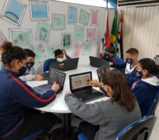 Alunos de Suzano fazem visitas virtuais a museus com novos chromebooks