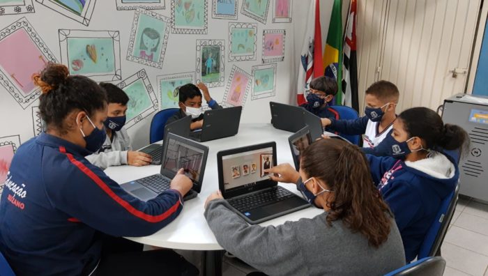 Alunos de Suzano fazem visitas virtuais a museus com novos chromebooks