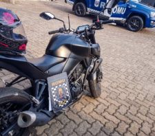 GCM recupera moto roubada próxima à Apae e apreende drogas pela cidade