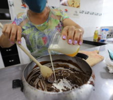 Saspe inicia aulas presenciais do curso de doces finos para festas