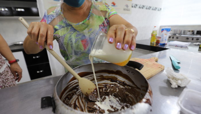 Saspe inicia aulas presenciais do curso de doces finos para festas