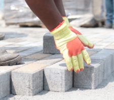 Prefeito vistoria obras de pavimentação no Jardim Amazonas