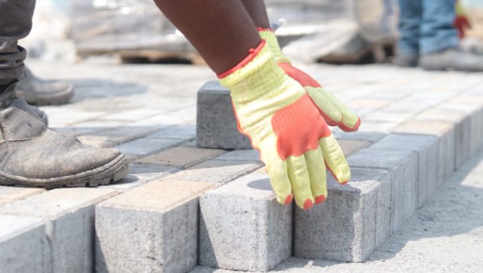 Prefeito vistoria obras de pavimentação no Jardim Amazonas