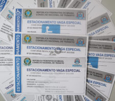 Secretaria de Transportes entrega 3,7 mil credenciais de estacionamento em domicílio