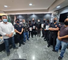 Prefeito homenageia GCMs por atuação exemplar no Parque Max Feffer