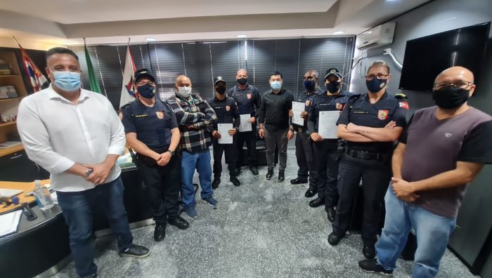 Prefeito homenageia GCMs por atuação exemplar no Parque Max Feffer