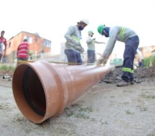 Prefeito vistoria obras de ligação de esgoto no Miguel Badra