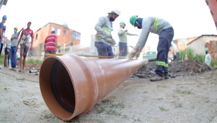 Prefeito vistoria obras de ligação de esgoto no Miguel Badra