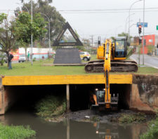 Suzano realiza desassoreamento do rio Una